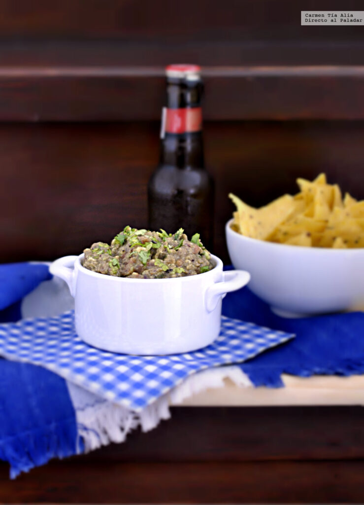 Dip vegetariano de aguacate y ajo negro