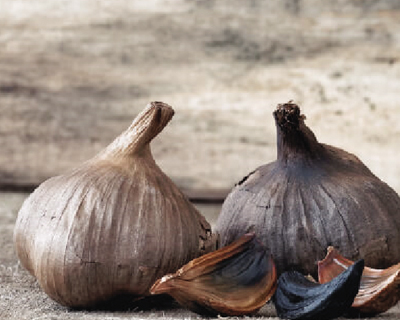 ajo-negro-2 Dientes Pelados en Aceite de Oliva x100gr